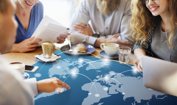 grupo-de-personas-esta-teniendo-una-reunion